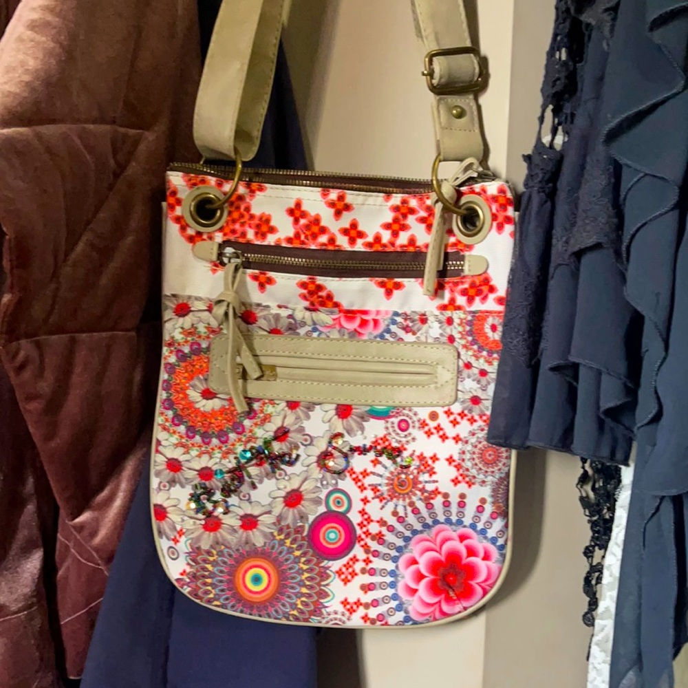 🧡🦋🌺 Desigual Like new purse adorable floral & beaded stitched details 🌺 🦋🧡